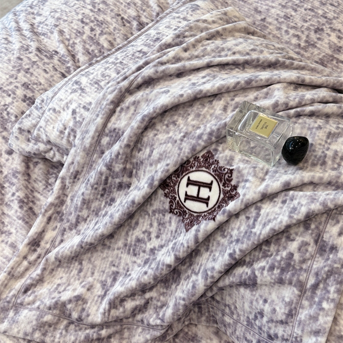 91家纺网 家纺一手货源 找家纺 喜四方 2025新款超细旦婴儿宝宝绒印花四件套 暮光之城-灰紫