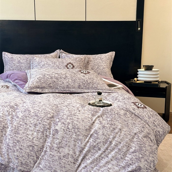 91家纺网 家纺一手货源 找家纺 喜四方 2025新款超细旦婴儿宝宝绒印花四件套 暮光之城-灰紫