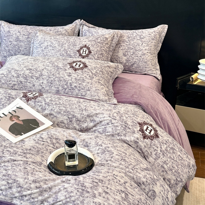 91家纺网 家纺一手货源 找家纺 喜四方 2025新款超细旦婴儿宝宝绒印花四件套 暮光之城-灰紫