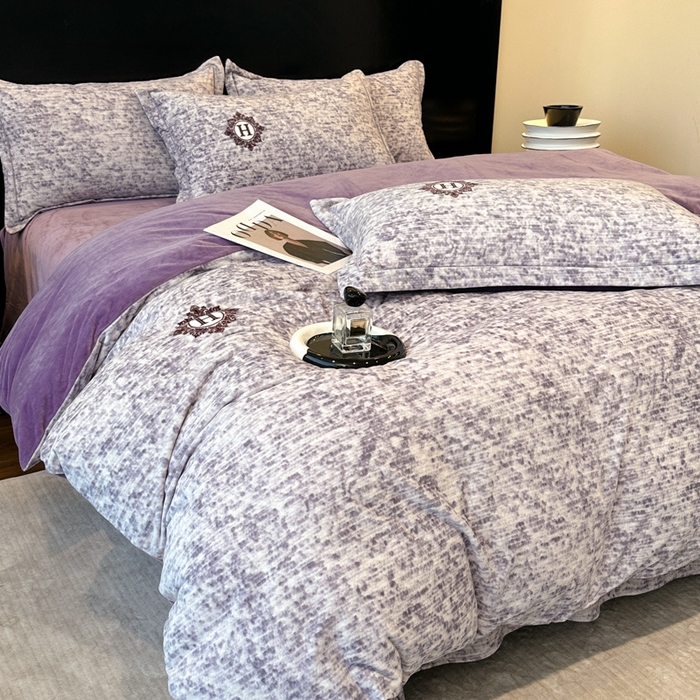 91家纺网 家纺一手货源 找家纺 喜四方 2025新款超细旦婴儿宝宝绒印花四件套 暮光之城-灰紫