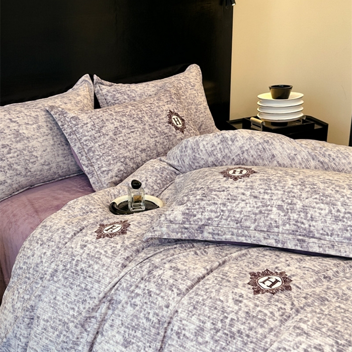 91家纺网 家纺一手货源 找家纺 喜四方 2025新款超细旦婴儿宝宝绒印花四件套 暮光之城-灰紫