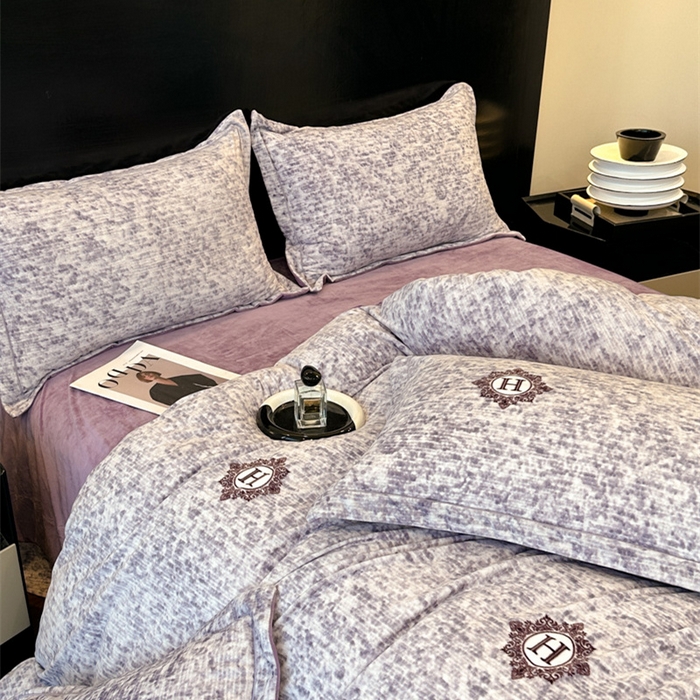 91家纺网 家纺一手货源 找家纺 喜四方 2025新款超细旦婴儿宝宝绒印花四件套 暮光之城-灰紫