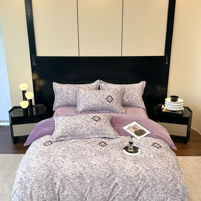 91家纺网 家纺一手货源 找家纺 喜四方 2025新款超细旦婴儿宝宝绒印花四件套 暮光之城-灰紫