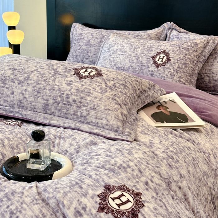 91家纺网 家纺一手货源 找家纺 喜四方 2025新款超细旦婴儿宝宝绒印花四件套 暮光之城-灰紫