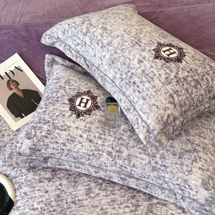 91家纺网 家纺一手货源 找家纺 喜四方 2025新款超细旦婴儿宝宝绒印花四件套 暮光之城-灰紫