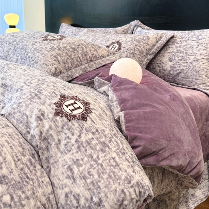 91家纺网 家纺一手货源 找家纺 喜四方 2025新款超细旦婴儿宝宝绒印花四件套 暮光之城-灰紫