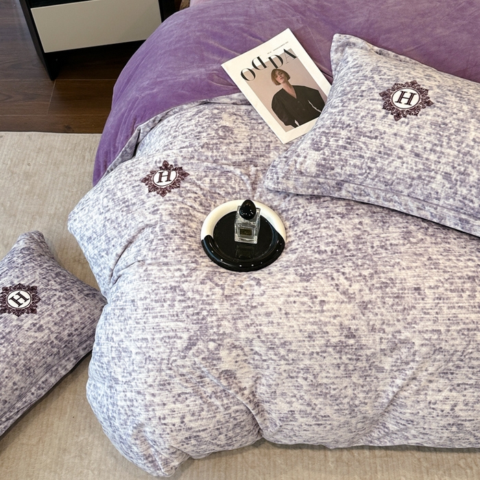 91家纺网 家纺一手货源 找家纺 喜四方 2025新款超细旦婴儿宝宝绒印花四件套 暮光之城-灰紫