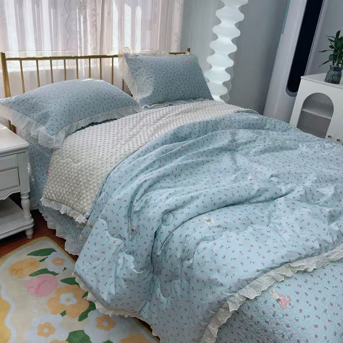 91家纺网 家纺一手货源 找家纺 暖居 2025新款法式纯棉砂洗棉花床盖三件套同款豆豆被双面纯棉被套 碎花兔蓝