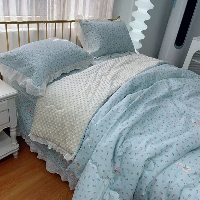 91家纺网 家纺一手货源 找家纺 暖居 2025新款法式纯棉砂洗棉花床盖三件套同款豆豆被双面纯棉被套 碎花兔蓝