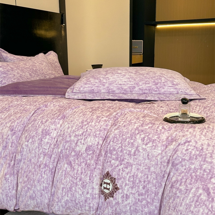 91家纺网 家纺一手货源 找家纺 喜四方 2025新款超细旦婴儿宝宝绒印花四件套 暮光之城紫