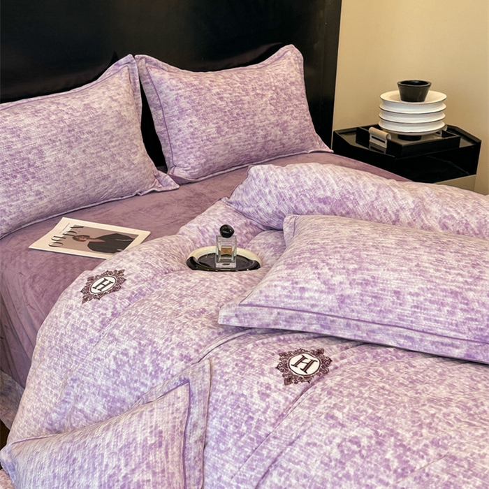 91家纺网 家纺一手货源 找家纺 喜四方 2025新款超细旦婴儿宝宝绒印花四件套 暮光之城紫