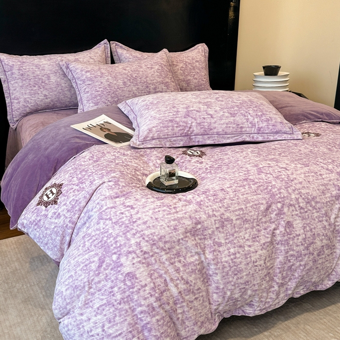 91家纺网 家纺一手货源 找家纺 喜四方 2025新款超细旦婴儿宝宝绒印花四件套 暮光之城紫