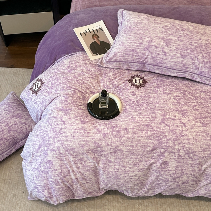 91家纺网 家纺一手货源 找家纺 喜四方 2025新款超细旦婴儿宝宝绒印花四件套 暮光之城紫