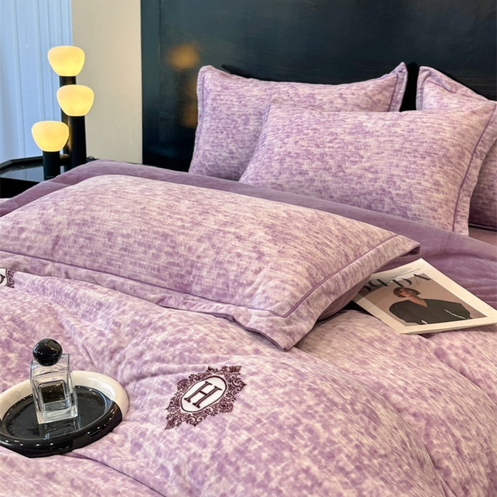 91家纺网 家纺一手货源 找家纺 喜四方 2025新款超细旦婴儿宝宝绒印花四件套 暮光之城紫