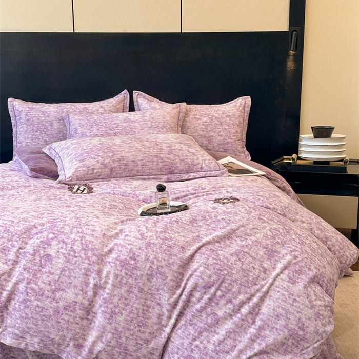 91家纺网 家纺一手货源 找家纺 喜四方 2025新款超细旦婴儿宝宝绒印花四件套 暮光之城紫