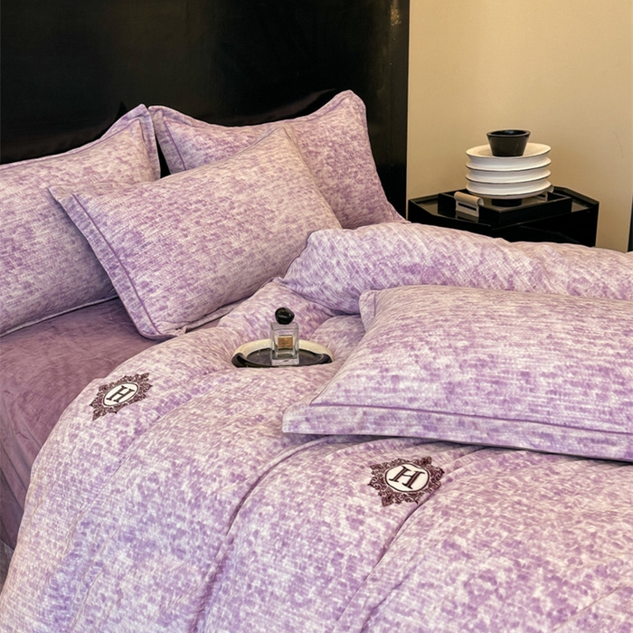 91家纺网 家纺一手货源 找家纺 喜四方 2025新款超细旦婴儿宝宝绒印花四件套 暮光之城紫