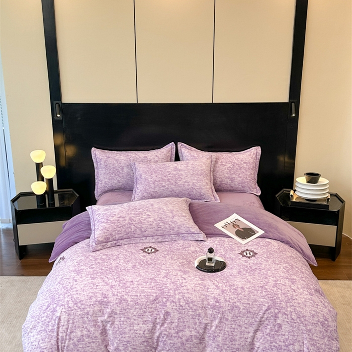 91家纺网 家纺一手货源 找家纺 喜四方 2025新款超细旦婴儿宝宝绒印花四件套 暮光之城紫