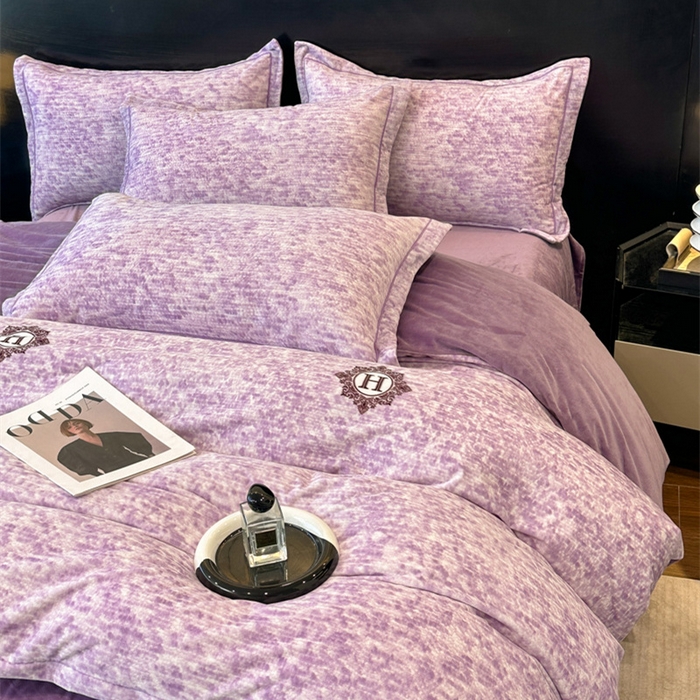 91家纺网 家纺一手货源 找家纺 喜四方 2025新款超细旦婴儿宝宝绒印花四件套 暮光之城紫