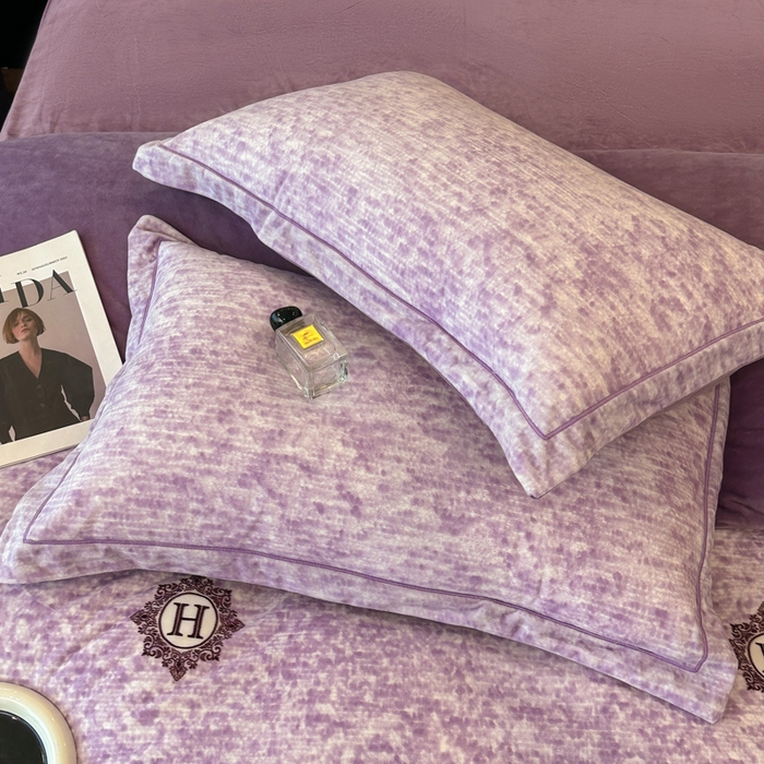 91家纺网 家纺一手货源 找家纺 喜四方 2025新款超细旦婴儿宝宝绒印花四件套 暮光之城紫