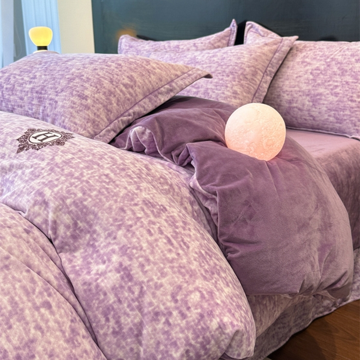 91家纺网 家纺一手货源 找家纺 喜四方 2025新款超细旦婴儿宝宝绒印花四件套 暮光之城紫