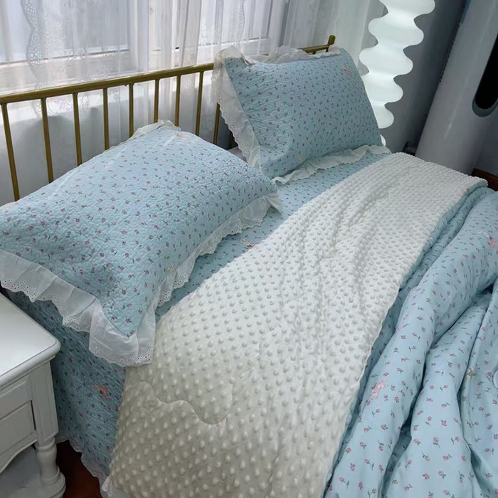 91家纺网 家纺一手货源 找家纺 暖居 2025新款法式纯棉砂洗棉花床盖三件套同款豆豆被双面纯棉被套 碎花兔蓝
