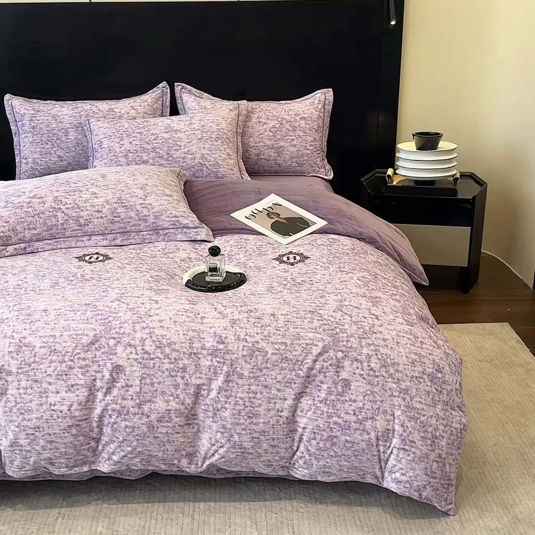 91家纺网 家纺一手货源 找家纺 喜四方 2025新款超细旦婴儿宝宝绒印花四件套 暮光之城紫