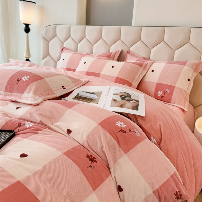 91家纺网 家纺一手货源 找家纺 喜四方 2025新款超细旦婴儿宝宝绒印花四件套 盛夏晚晴-粉