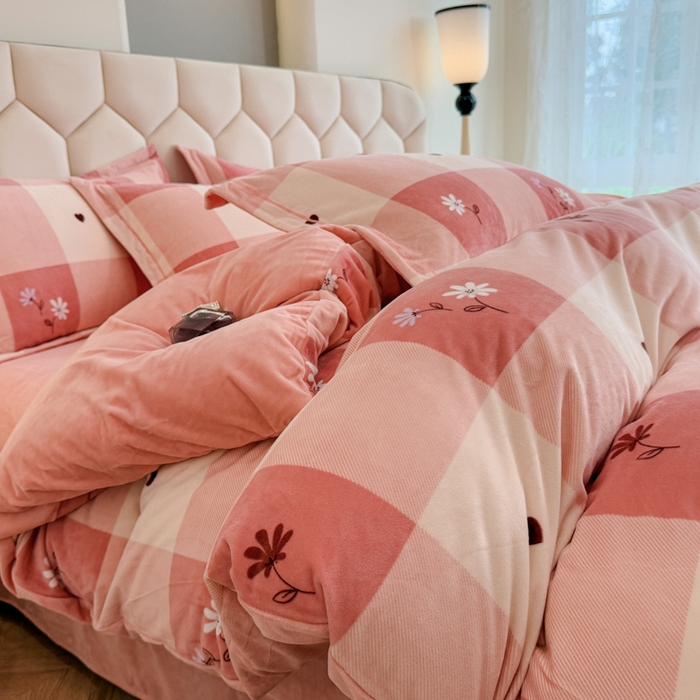 91家纺网 家纺一手货源 找家纺 喜四方 2025新款超细旦婴儿宝宝绒印花四件套 盛夏晚晴-粉