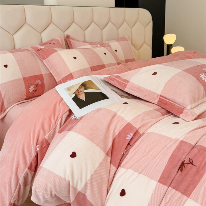 91家纺网 家纺一手货源 找家纺 喜四方 2025新款超细旦婴儿宝宝绒印花四件套 盛夏晚晴-粉