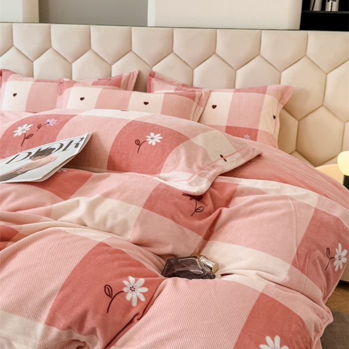 91家纺网 家纺一手货源 找家纺 喜四方 2025新款超细旦婴儿宝宝绒印花四件套 盛夏晚晴-粉