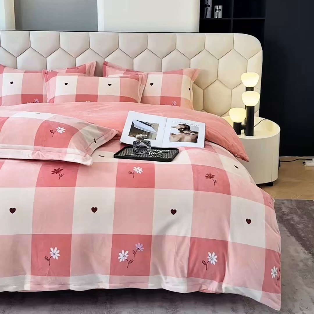 91家纺网 家纺一手货源 找家纺 喜四方 2025新款超细旦婴儿宝宝绒印花四件套 盛夏晚晴-粉