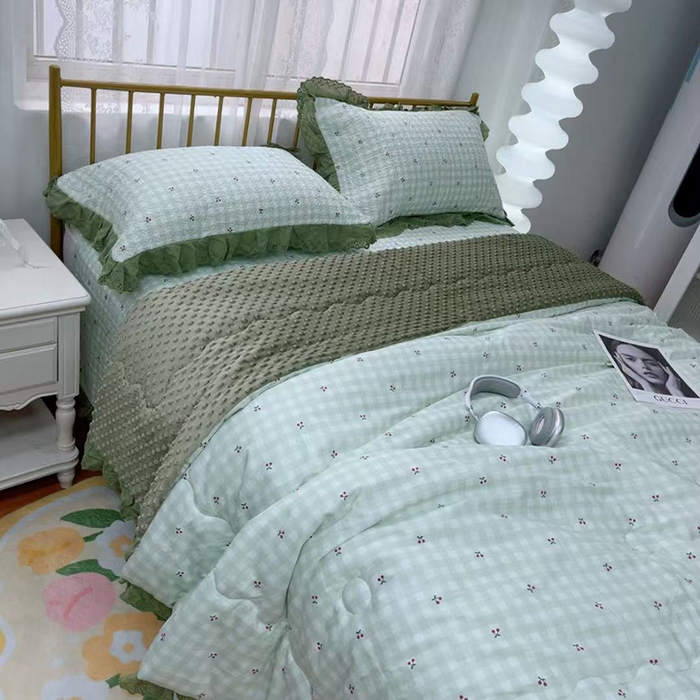 91家纺网 家纺一手货源 找家纺 暖居 2025新款法式纯棉砂洗棉花床盖三件套同款豆豆被双面纯棉被套 樱桃格子绿