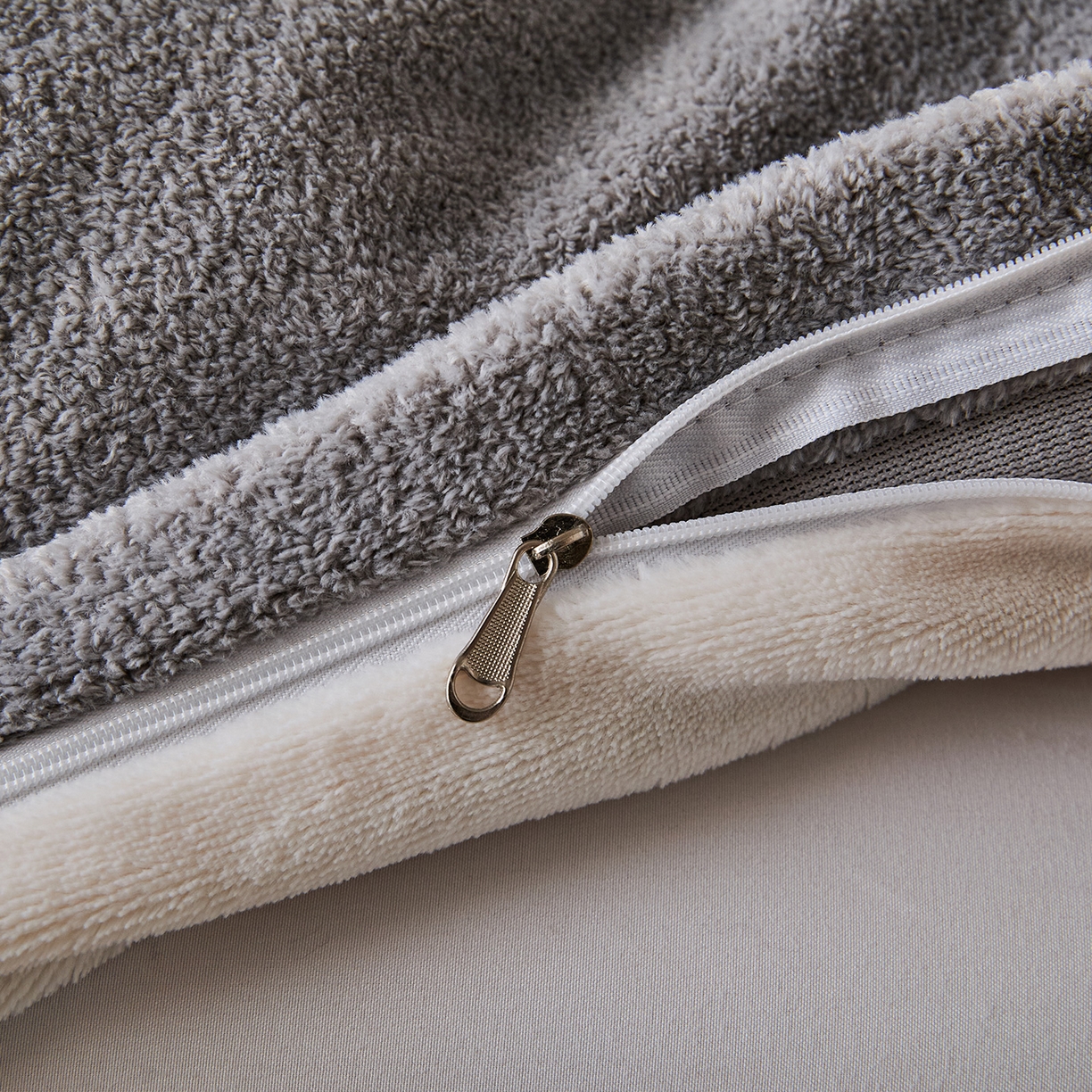 91家纺网 家纺一手货源 找家纺 锦罗绣 2025新款雪尼绒艾尼绒230克全消光绣花系列四件套 帝灰+米白