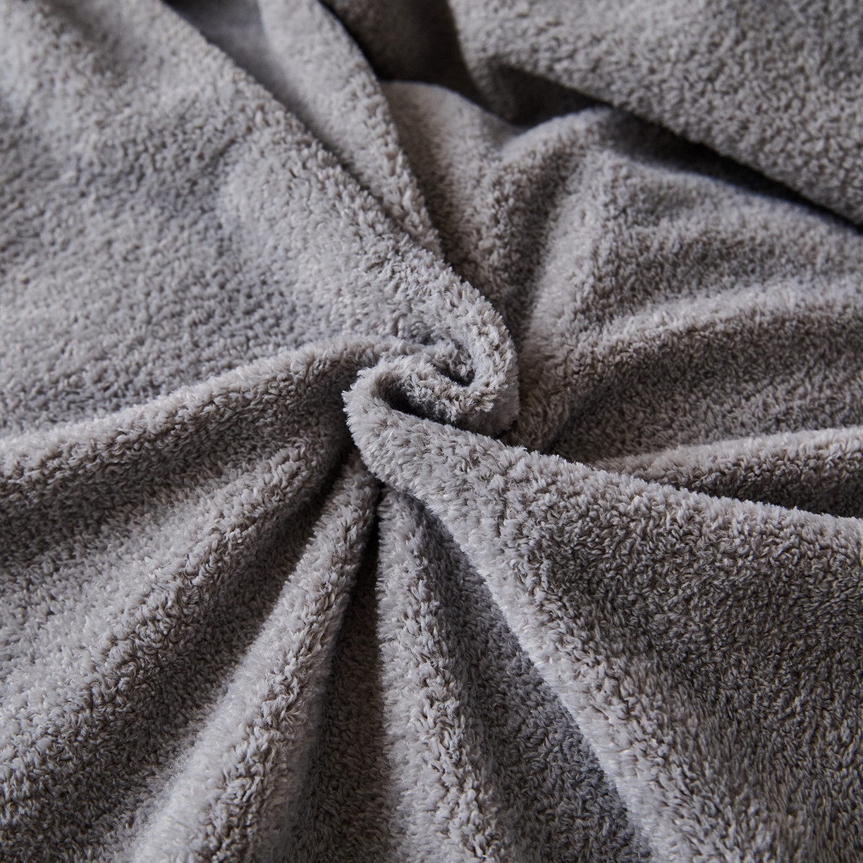 91家纺网 家纺一手货源 找家纺 锦罗绣 2025新款雪尼绒艾尼绒230克全消光绣花系列四件套 帝灰+米白