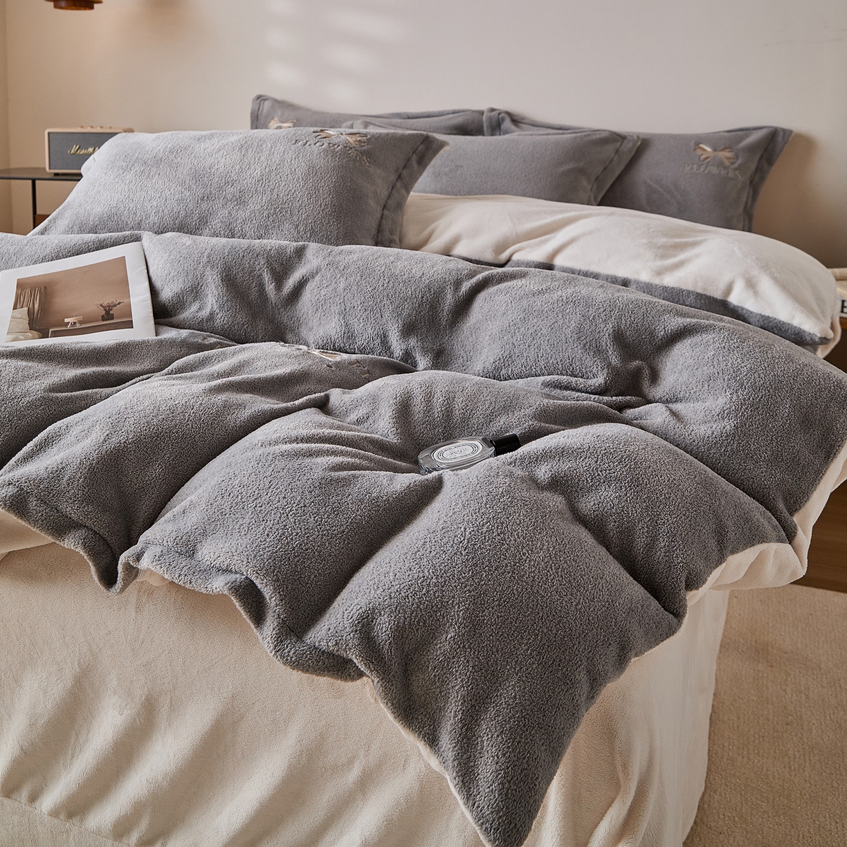 91家纺网 家纺一手货源 找家纺 锦罗绣 2025新款雪尼绒艾尼绒230克全消光绣花系列四件套 帝灰+米白