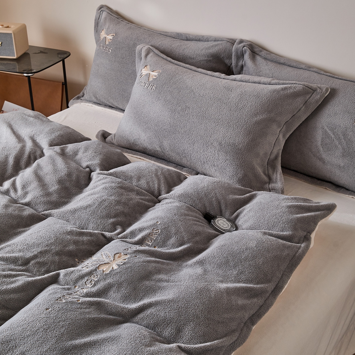 91家纺网 家纺一手货源 找家纺 锦罗绣 2025新款雪尼绒艾尼绒230克全消光绣花系列四件套 帝灰+米白