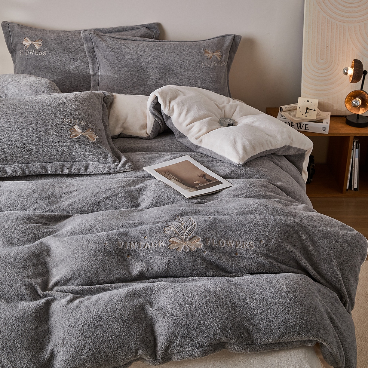 91家纺网 家纺一手货源 找家纺 锦罗绣 2025新款雪尼绒艾尼绒230克全消光绣花系列四件套 帝灰+米白