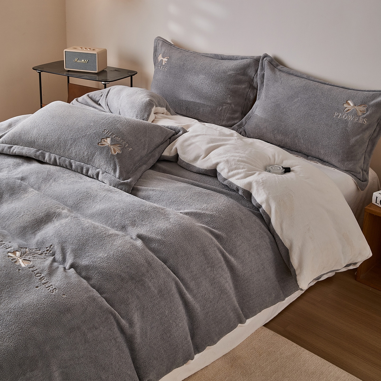 91家纺网 家纺一手货源 找家纺 锦罗绣 2025新款雪尼绒艾尼绒230克全消光绣花系列四件套 帝灰+米白