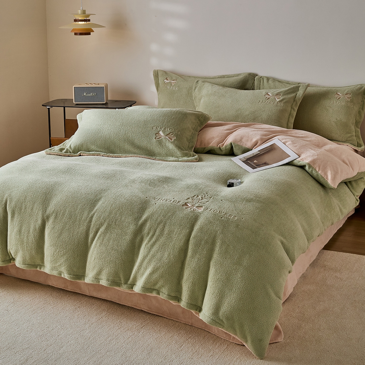 91家纺网 家纺一手货源 找家纺 锦罗绣 2025新款雪尼绒艾尼绒230克全消光绣花系列四件套 果绿+卡其