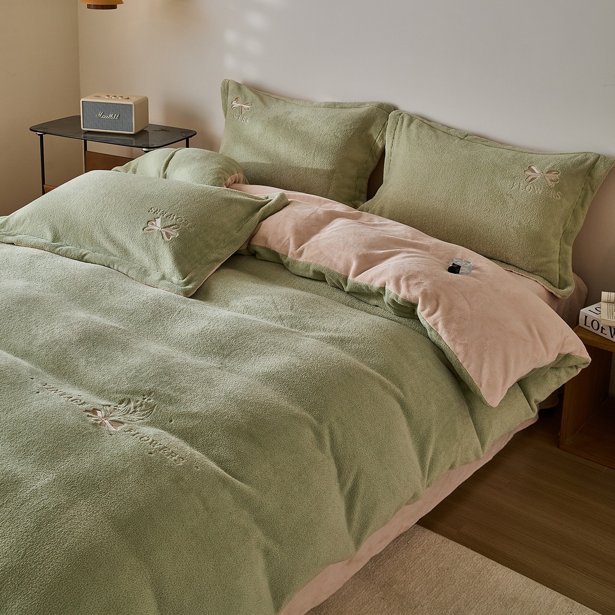 91家纺网 家纺一手货源 找家纺 锦罗绣 2025新款雪尼绒艾尼绒230克全消光绣花系列四件套 果绿+卡其