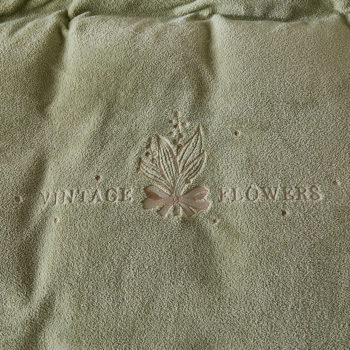 91家纺网 家纺一手货源 找家纺 锦罗绣 2025新款雪尼绒艾尼绒230克全消光绣花系列四件套 果绿+卡其