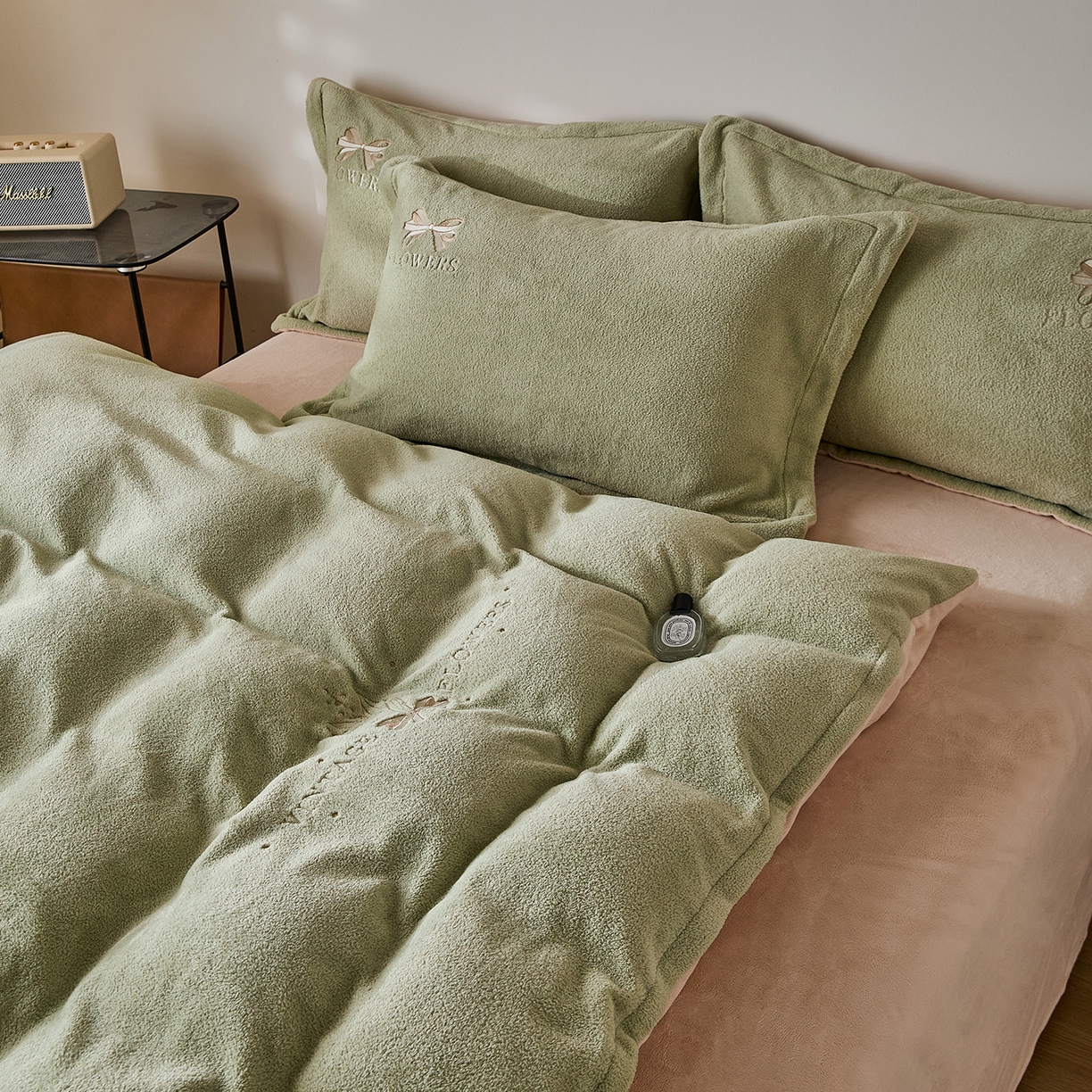 91家纺网 家纺一手货源 找家纺 锦罗绣 2025新款雪尼绒艾尼绒230克全消光绣花系列四件套 果绿+卡其