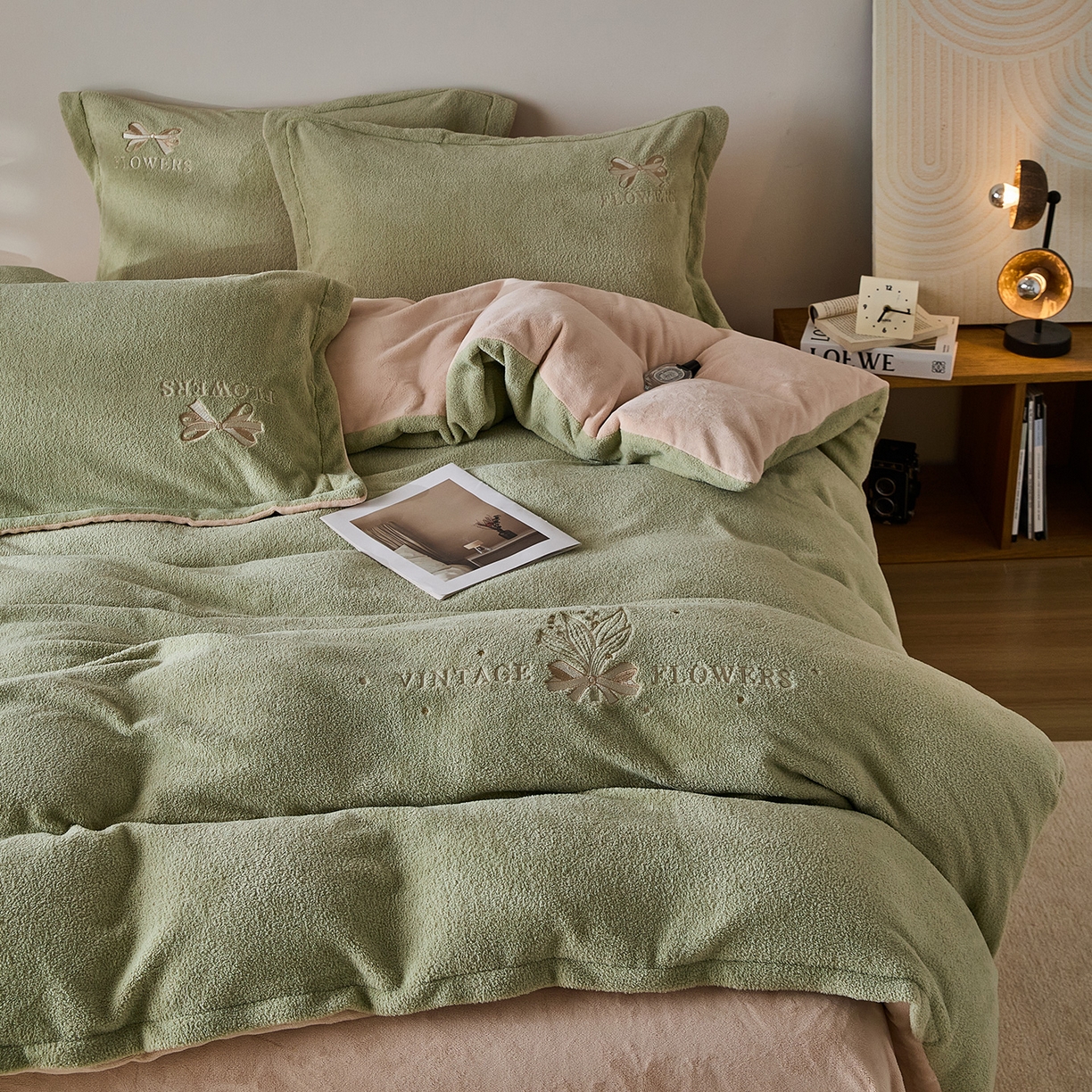 91家纺网 家纺一手货源 找家纺 锦罗绣 2025新款雪尼绒艾尼绒230克全消光绣花系列四件套 果绿+卡其