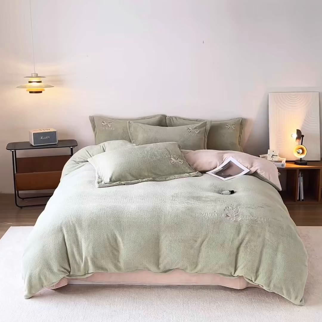 91家纺网 家纺一手货源 找家纺 锦罗绣 2025新款雪尼绒艾尼绒230克全消光绣花系列四件套 果绿+卡其