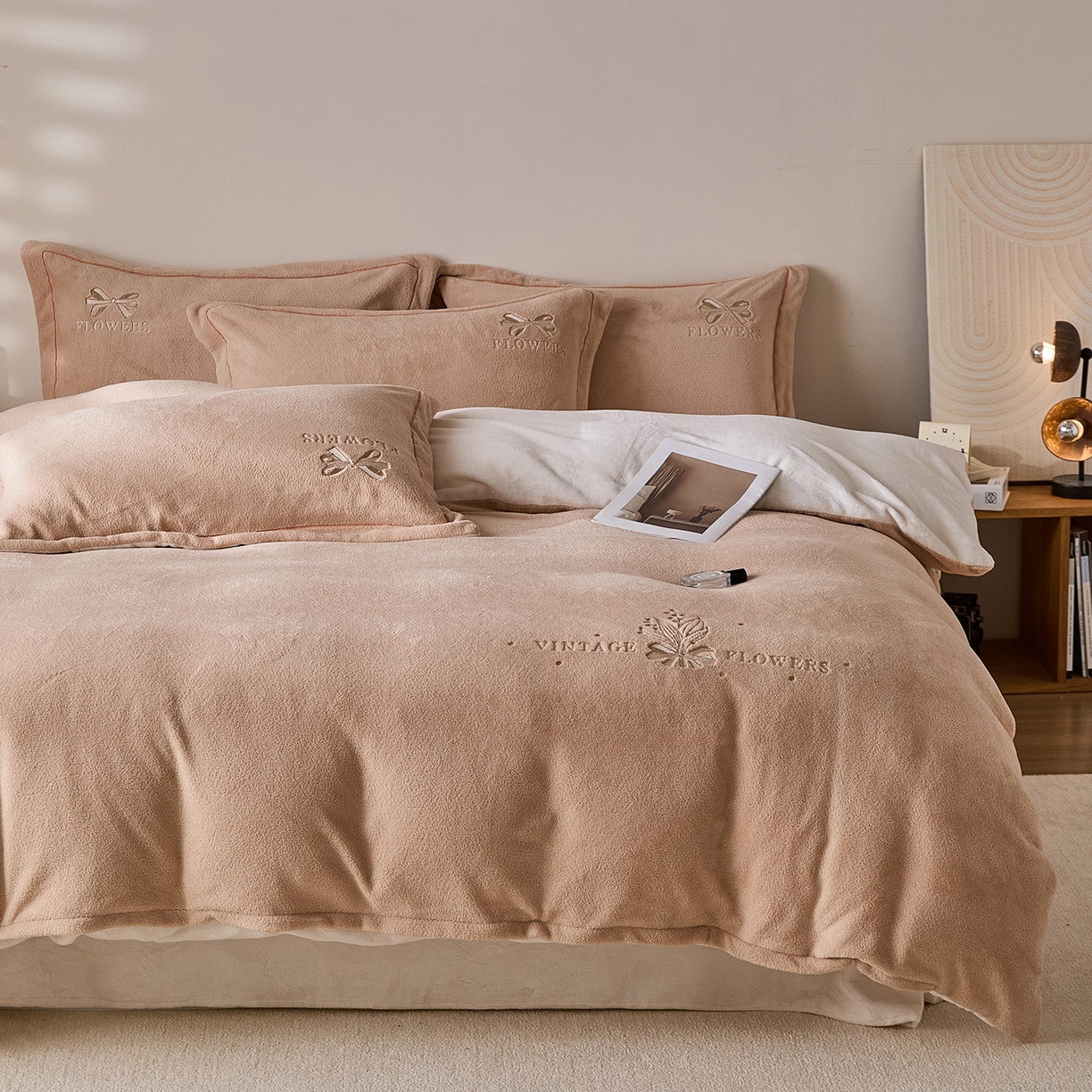 91家纺网 家纺一手货源 找家纺 锦罗绣 2025新款雪尼绒艾尼绒230克全消光绣花系列四件套 卡其+米白