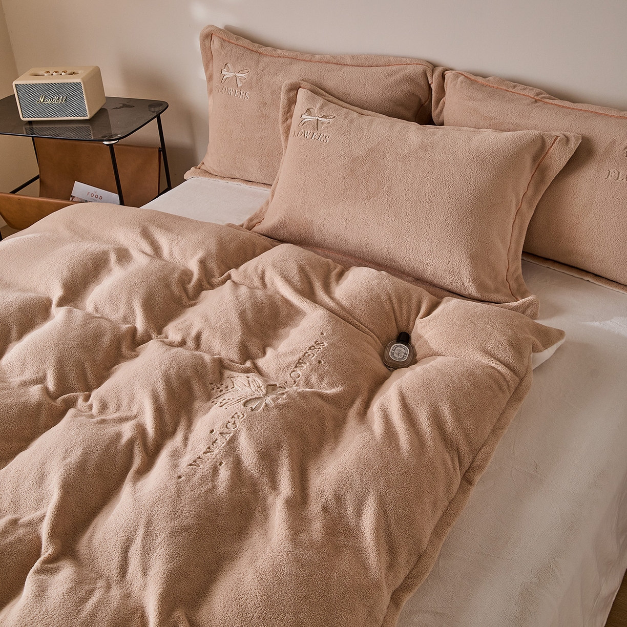 91家纺网 家纺一手货源 找家纺 锦罗绣 2025新款雪尼绒艾尼绒230克全消光绣花系列四件套 卡其+米白