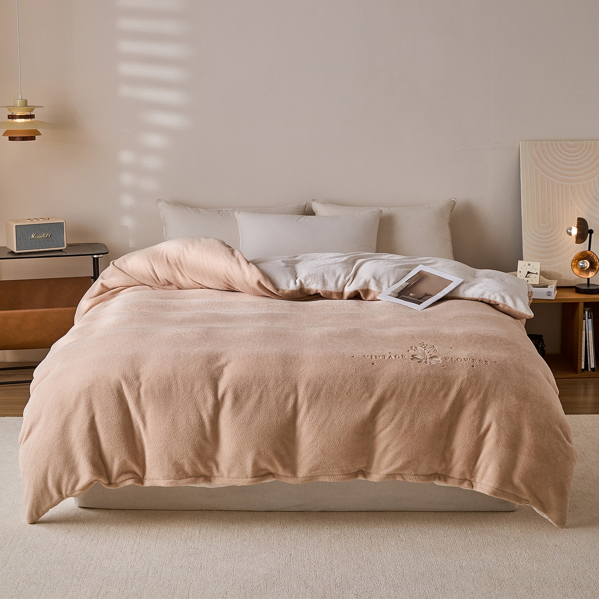 91家纺网 家纺一手货源 找家纺 锦罗绣 2025新款雪尼绒艾尼绒230克全消光绣花系列四件套 卡其+米白