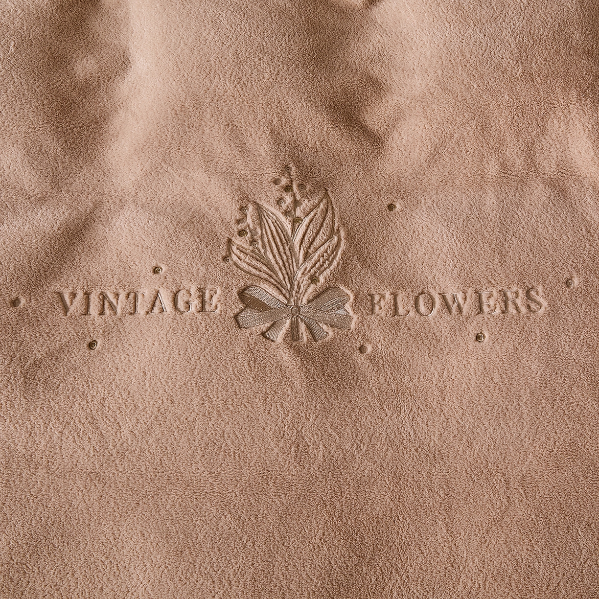 91家纺网 家纺一手货源 找家纺 锦罗绣 2025新款雪尼绒艾尼绒230克全消光绣花系列四件套 卡其+米白