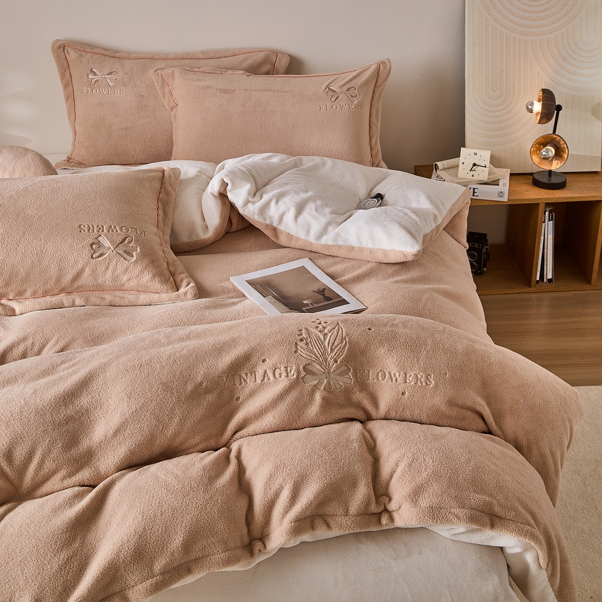 91家纺网 家纺一手货源 找家纺 锦罗绣 2025新款雪尼绒艾尼绒230克全消光绣花系列四件套 卡其+米白