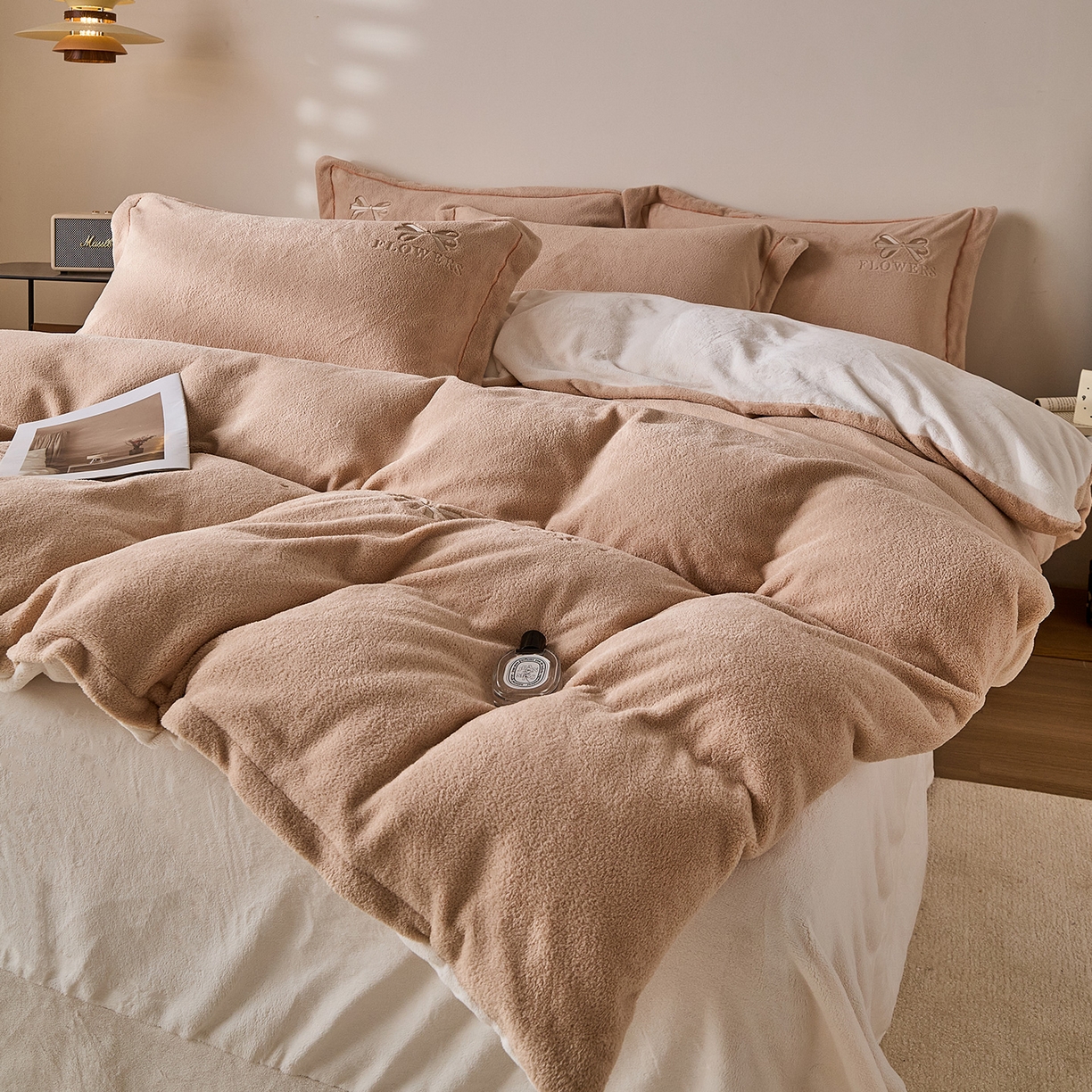 91家纺网 家纺一手货源 找家纺 锦罗绣 2025新款雪尼绒艾尼绒230克全消光绣花系列四件套 卡其+米白